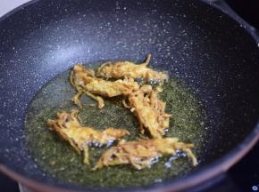炸至表面金黄酥脆即可，尽量不要用小火炸，因为下火炸的特别慢，表面还不容易酥脆，而且蘑菇中吸取很多油哦