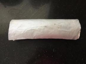 
19、包着油纸放入冰箱冷藏2个小时以上即可。