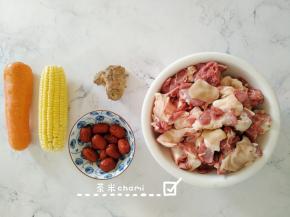 所用到的所有材料。羊腿肉，切大块。玉米，切小块。胡萝卜，切滚刀。南姜，切小块。