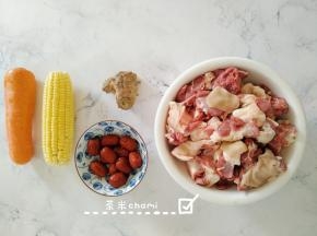 所用到的所有材料。羊腿肉，切大块。玉米，切小块。胡萝卜，切滚刀。南姜，切小块。
