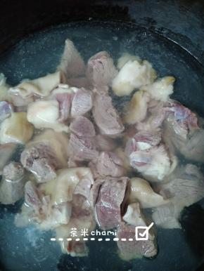 羊腿肉买回来，清洗干净，坐一锅水，把羊腿肉放进去，水滚，关火。