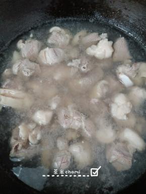 关火后，把羊腿肉捞出来。(这个步骤是祛除羊腿肉的血水)