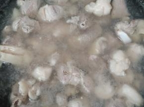 关火后，把羊腿肉捞出来。(这个步骤是祛除羊腿肉的血水)