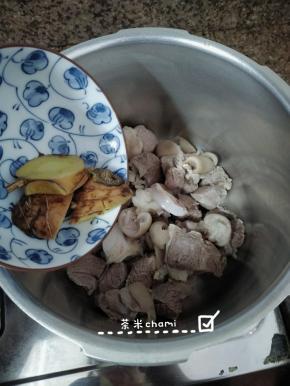 捞出来的羊腿肉，再用清水冲洗干净，放入高压锅，再把南姜倒入锅。