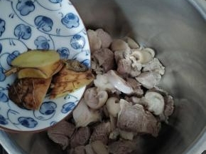 捞出来的羊腿肉，再用清水冲洗干净，放入高压锅，再把南姜倒入锅。