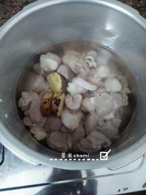 倒入没过羊肉的清水。盖上高压锅盖子，开中火，上汽之后，转小火，煮15分钟后，关火。