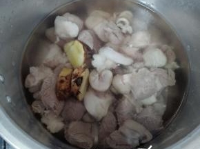 倒入没过羊肉的清水。盖上高压锅盖子，开中火，上汽之后，转小火，煮15分钟后，关火。