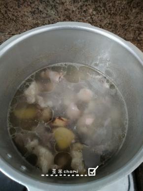 等高压锅全散汽后，把盖子打开。