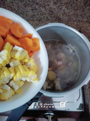 倒入切好的玉米，胡萝卜。