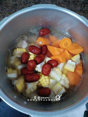 再盖上盖子，中火，高压上汽后，转小火，再煮5分钟，关火。等汽散完后，开盖，加少许盐巴调味即可。