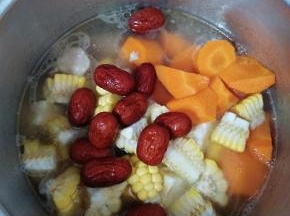 再盖上盖子，中火，高压上汽后，转小火，再煮5分钟，关火。等汽散完后，开盖，加少许盐巴调味即可。
