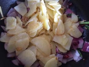 加入焦黄的土豆片