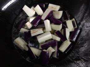 起锅热油将茄子煎炸软