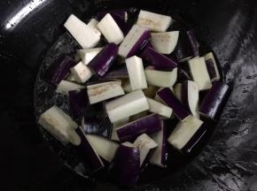 起锅热油将茄子煎炸软