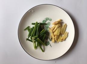香葱切段，生姜切丝