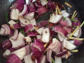 再加入洋葱、花椒翻炒至断生