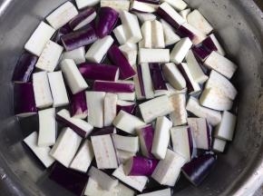 茄子切块泡盐水10分钟