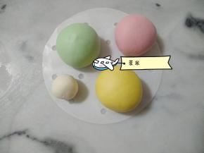 材料1拌匀后，揉成光滑面团，再平均分成40克的剂子，分别揉入红曲粉，南瓜粉，菠菜粉，稍见颜色便好了，不喜太深色。