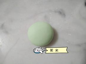 绿面团，分出30克，排气，揉圆。
