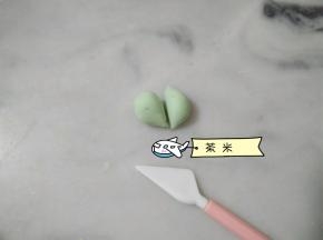 再分出5克面团，切分成两半。