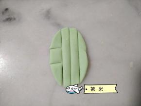 剩下的面团，擀成薄片，如图切开，一条当襟，一条当领子，一个小长方当口袋。