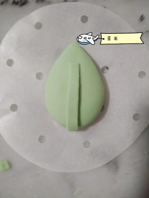 先把襟，抹水，贴在面团中间。