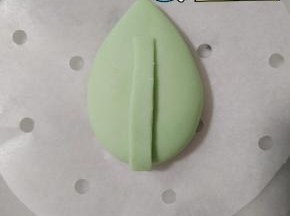 先把襟，抹水，贴在面团中间。