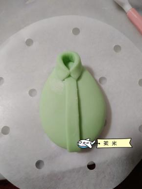 再把领子抹水，贴上去。