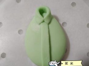 再把领子抹水，贴上去。