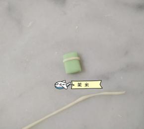 接着搓一小条白面团，装饰一下口袋。