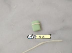 接着搓一小条白面团，装饰一下口袋。