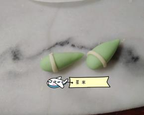 两个小袖口也装饰上小白线。