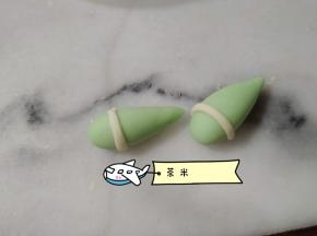 两个小袖口也装饰上小白线。