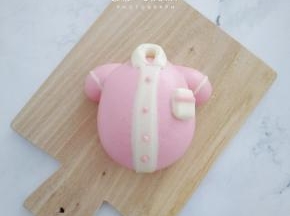 粉红色的