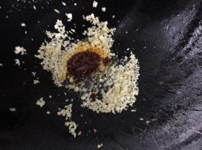 另起锅热油，爆香姜蒜，放入豆瓣酱炒出红油