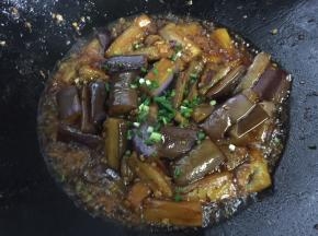 加入少许清水焖煮一小会后撒上葱花即可起锅