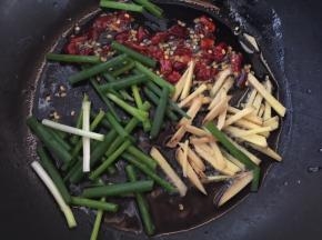 另起锅热油，放入辣椒葱姜爆香