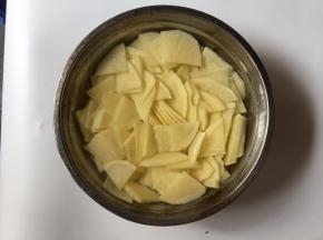 土豆切片几次清水浸泡洗去淀粉