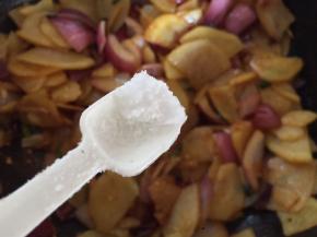 重口味的可再加少许盐（可不加），主要看椒盐粉的含盐量，入味后起锅即可