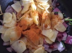 加入椒盐粉翻炒均匀（喜欢咸一点的可再加少许盐）