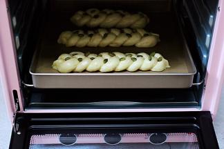 放入烤箱中层，170度烤12-15分钟，注意观察颜色。（烤箱时间及温度仅供参考，因为每台烤箱性能不同）