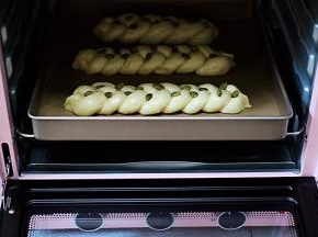 放入烤箱中层，170度烤12-15分钟，注意观察颜色。（烤箱时间及温度仅供参考，因为每台烤箱性能不同）