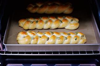 辫子面包出炉咯。