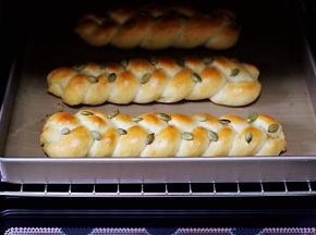 辫子面包出炉咯。