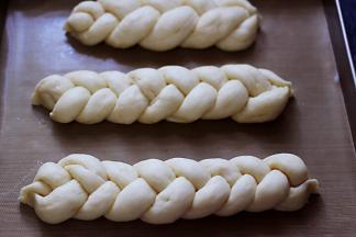 把发酵好的面团取出，烤箱预热170度。