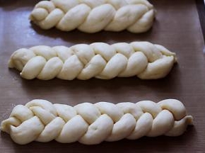 把发酵好的面团取出，烤箱预热170度。