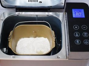 启动面包机，开始进入和面阶段。