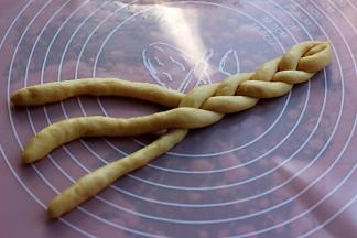 把搓好的面团开始编成三股辫子。