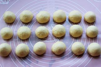 把面团分割成18份后排气滚圆。