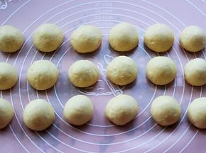 把面团分割成18份后排气滚圆。